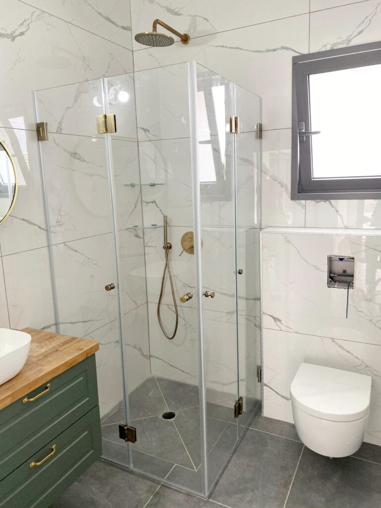 מקלחון פינתי מודרני