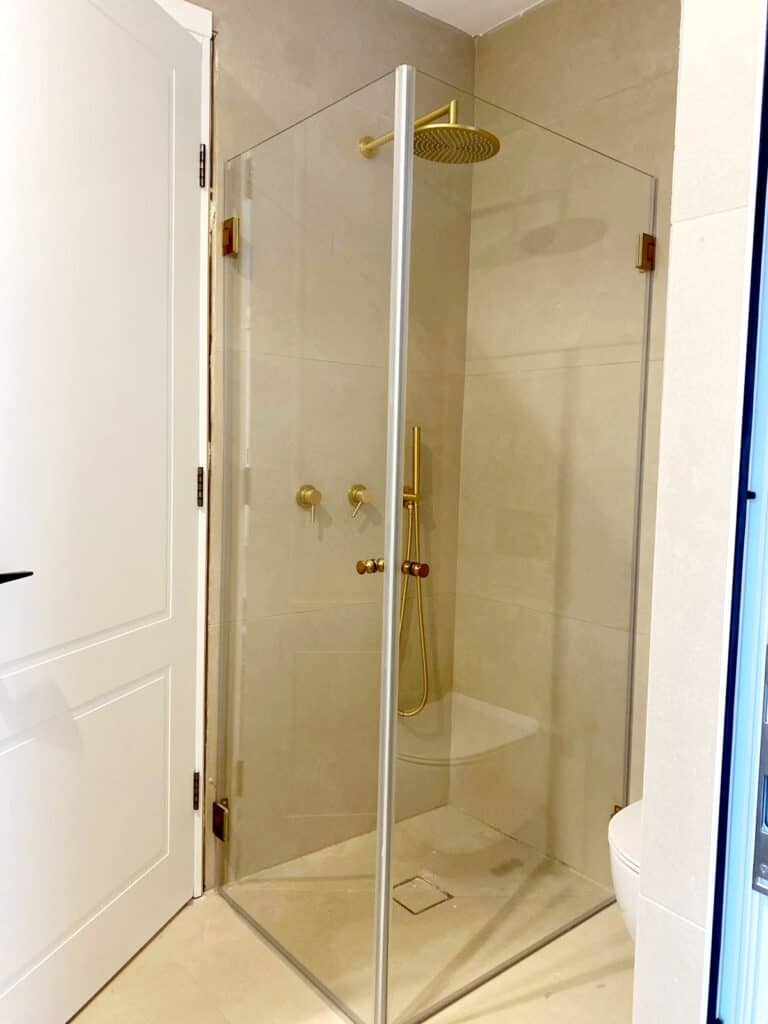 מקלחון חדר רחצה